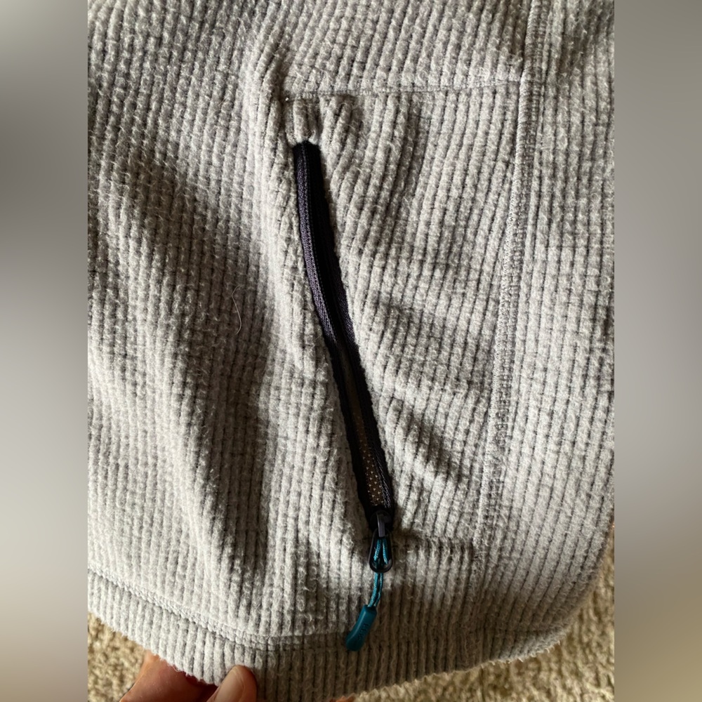 LLBean woman’s fleece pullover with pockets!! - Picture 7 of 7